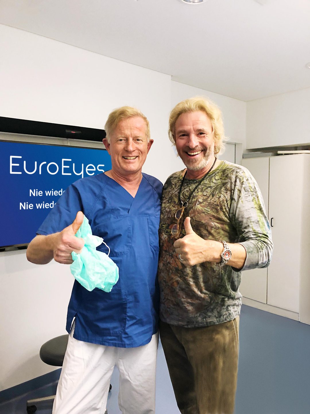 Thomas Gottschalk mit Dr. Jørn Jørgensen, Gründer von EuroEyes – brillenfrei dank EuroEyes.